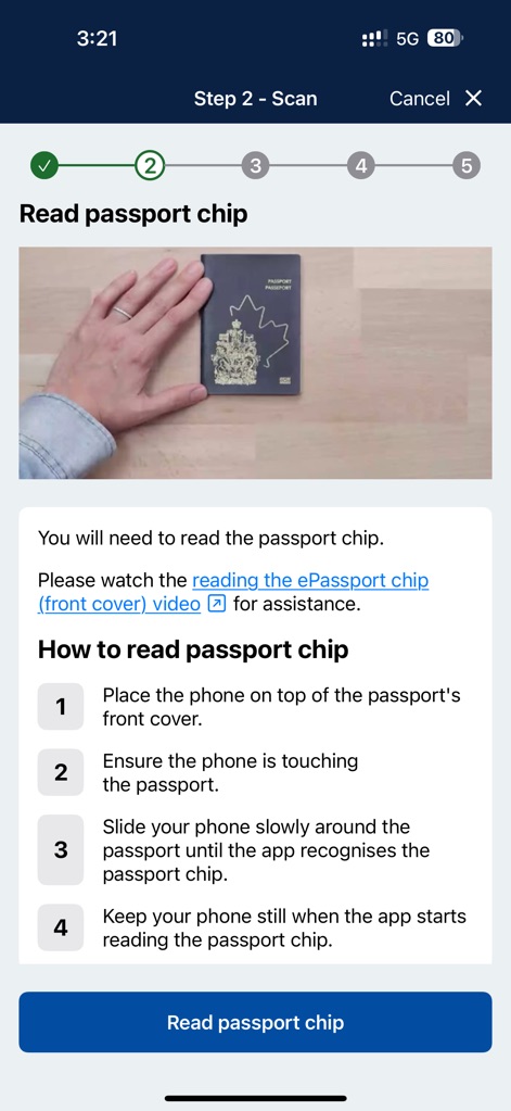 Australian Immi App - L'application assure une authentification robuste en lisant la puce de l'ePasseport, illustrée par la position du téléphone et les étapes précises.