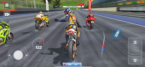 GT Bike Racing Motorcycle Game - Nutzer erleben packende Rennen in einer vielfältigen Streckenumgebung, die sich durch Palmen und eine helle, sonnige Atmosphäre auszeichnet, während mehrere Fahrer um die Position kämpfen.