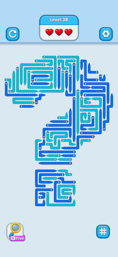 Wiggle Escape: Snake Puzzle - 青と水色のヘビが疑問符の形を形成し、挑戦的なパズルであることを示唆しています。このスクリーンショットは、特徴的な疑問符の形状と、画面右下のハッシュタグボタンが印象的です。