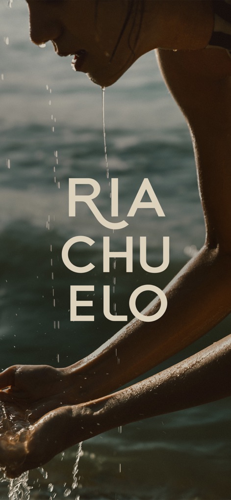 Riachuelo - Roupas e compras - This initial screen showcases the distinctive "RIA CHU ELO" logo, set against a dynamic background of flowing water, symbolizing the brand's refreshing appeal.