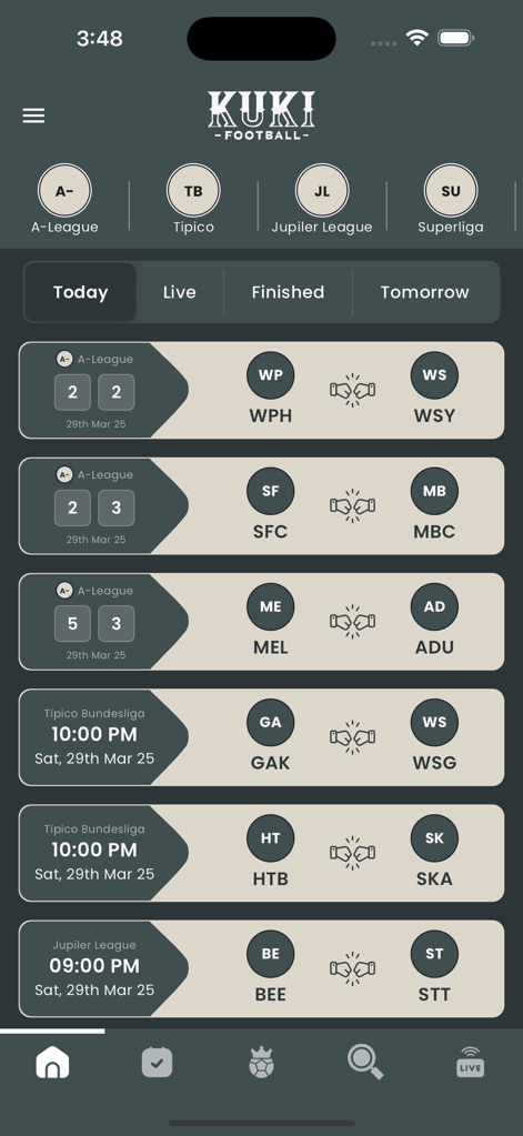 KUKI Football - Die App präsentiert Live-Ergebnisse mit deutlichen Spielständen wie '2 2' und Team-Abkürzungen wie 'WPH' für schnelle Orientierung.