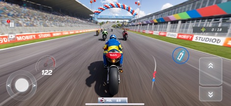 GT Bike Racing Motorcycle Game - Nutzer erleben spannende Rennen aus einer packenden Third-Person-Perspektive, die eine detaillierte Ansicht des Motorrads und eine festliche Ballonkulisse über der Rennstrecke bietet.