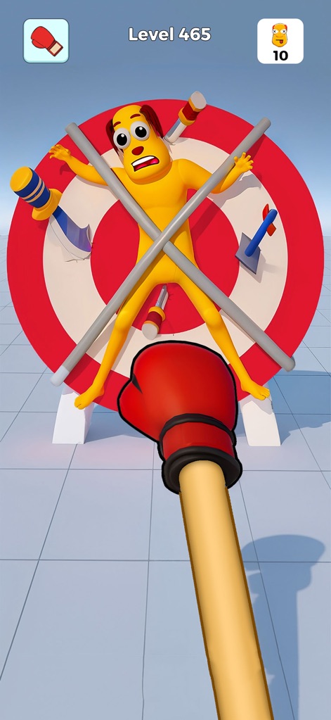 Annoying Uncle Punch Game - O personagem está fixado em um alvo com várias armas, como machados e dardos, oferecendo um desafio único onde o jogador deve desferir um soco preciso no Nível 465.
