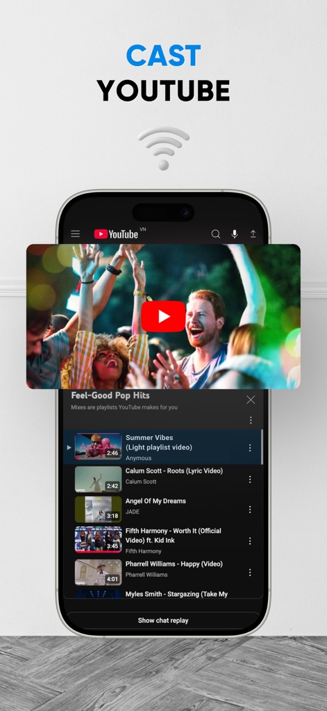 TV Cast & Screen Mirroring App - Los usuarios pueden proyectar su contenido favorito de YouTube directamente a su televisor, como se ilustra con la reproducción de un video musical y la interfaz familiar de la aplicación de YouTube.