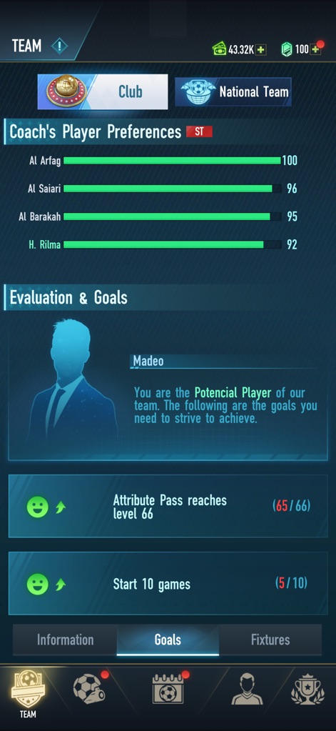 Football Career - Soccer Games - Os usuários podem visualizar as "Coach's Player Preferences" (preferências do treinador) e acompanhar a seção "Evaluation & Goals" (avaliação e metas), que detalha objetivos como "Attribute Pass reaches level 66" (atributo de passe alcança nível 66).