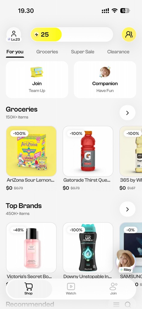 Blidz - Shop Deals, Save Money - La interfaz principal de compras exhibe diversas categorías como "Groceries" y "Super Sale", presentando productos con descuentos sorprendentes del "100%".