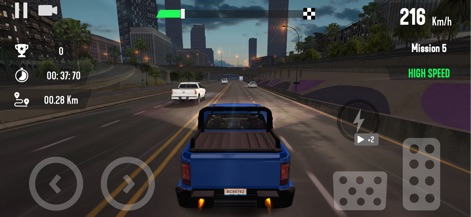 Traffic Driving Car Simulator - Esta ferramenta revela uma pick-up robusta em um cenário de rodovia noturna, com os arranha-céus da cidade iluminando o horizonte e a pista.