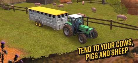 Farming Simulator 18 - La gestione del bestiame è una parte integrante del gioco, con maiali che pascolano liberamente nel recinto e un trattore verde che traina un rimorchio giallo per il trasporto.
