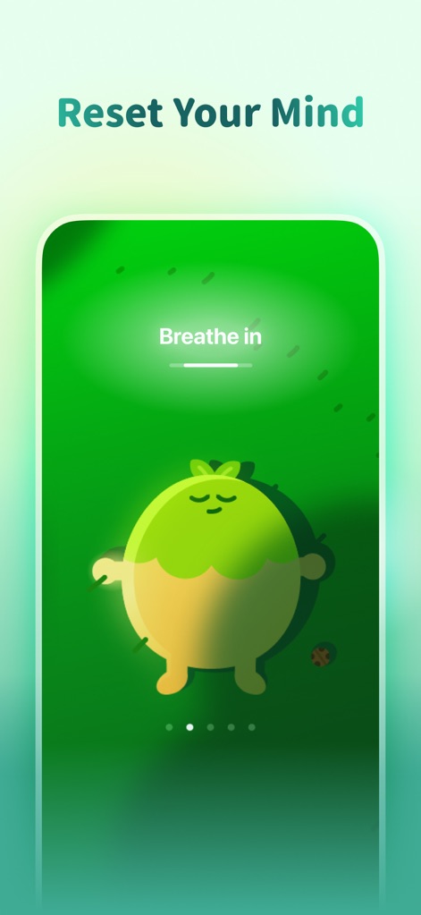Forest: Focus for Productivity - 사용자는 이 화면에서 "Breathe in" 지시문과 평온한 녹색 배경을 통해 짧은 휴식과 명상으로 정신을 재정비할 수 있습니다.