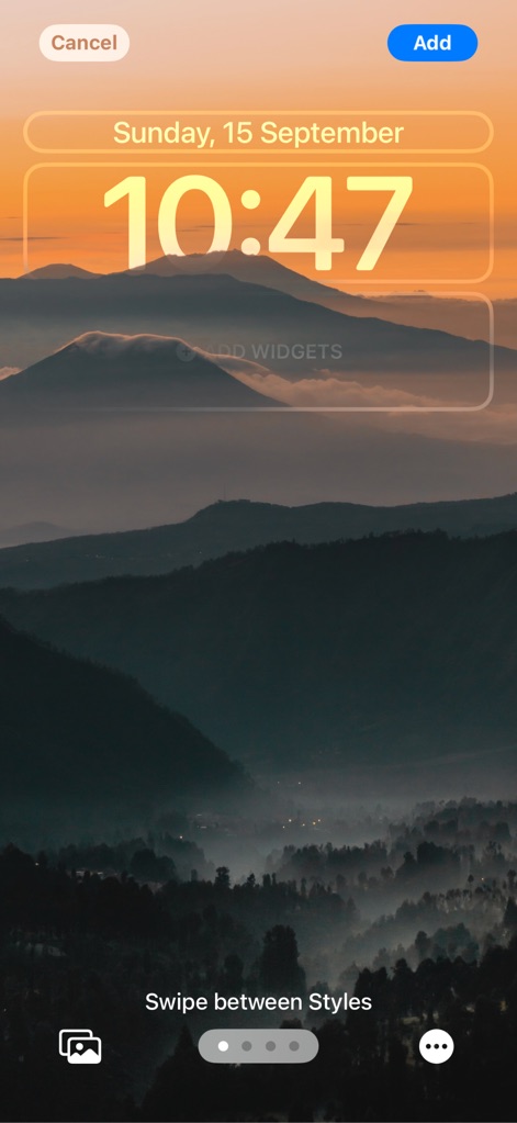 Walli: Cool Wallpapers HD, 4K - Una imagen de montañas envueltas en niebla al amanecer adorna la pantalla de bloqueo, con la hora visible y la posibilidad de deslizar para cambiar estilos de visualización.