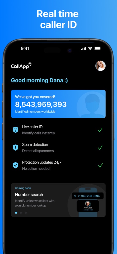 CallApp - El panel principal de la aplicación muestra la impresionante cifra de "8,543,959,393 Identified numbers worldwide" y presenta un checklist de funciones activas, incluyendo "Live caller ID" y "Spam detection".