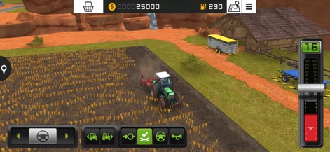 Farming Simulator 18 - Un trattore verde sta coltivando il campo appena raccolto per la successiva semina, con l'indicatore di livello sulla destra e le opzioni di comando del veicolo chiaramente visibili.
