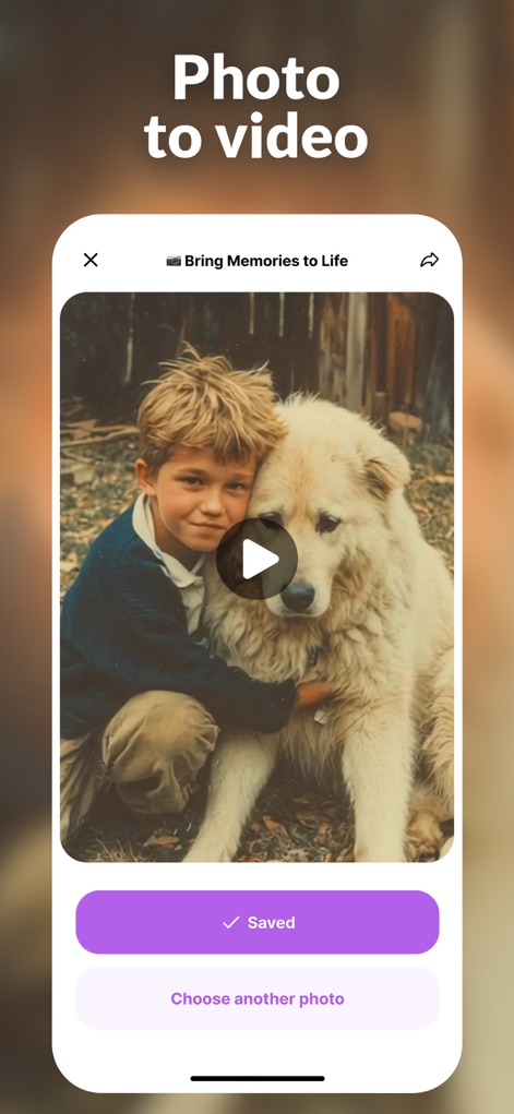 AI Video Photo・DreamPix Editor - La aplicación revive recuerdos, transformando 'fotos en video' con un botón de reproducción intuitivo y un indicador de 'Saved' para guardar las creaciones.