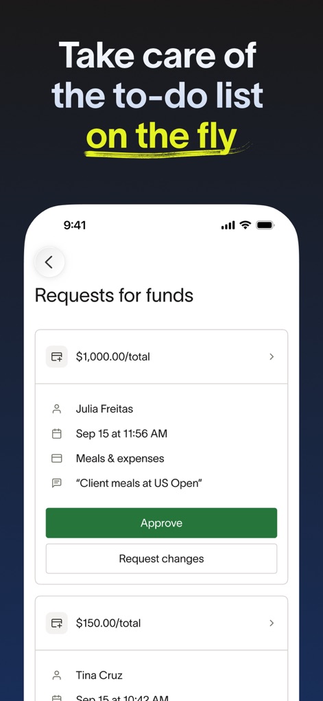 Ramp - 사용자는 지출 요청 목록(줄리아 프레이타스의 $1,000 요청)을 확인하고, 승인 또는 변경 요청 버튼을 통해 신속하게 처리할 수 있습니다.