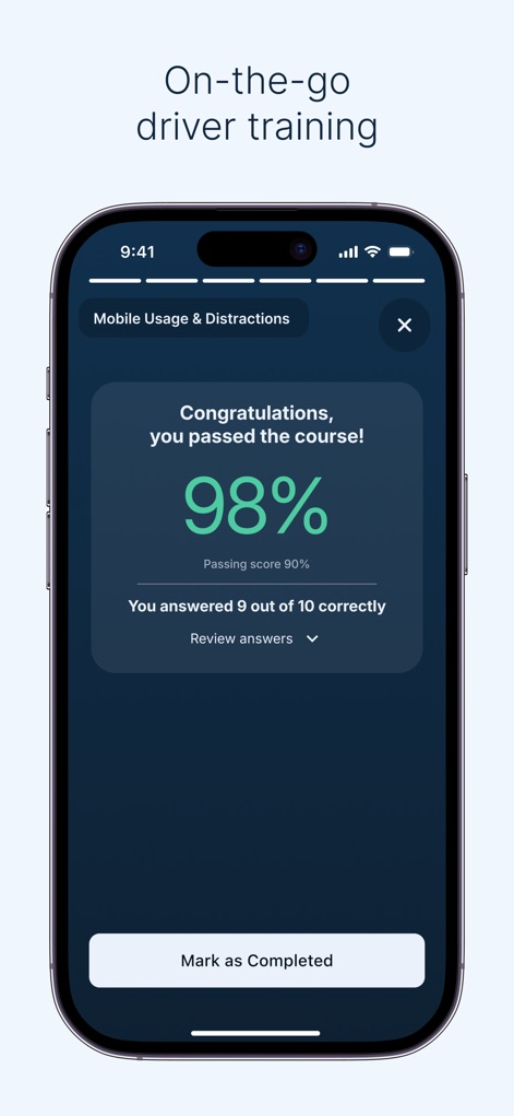 Samsara Driver - Los usuarios pueden completar cursos de formación como 'Mobile Usage & Distractions' y ver su puntuación de aprobación del '98%'.