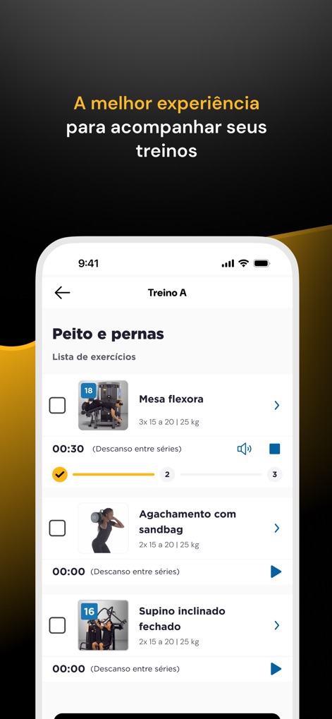 Smart Fit App - La sección de entrenamiento muestra una lista detallada de ejercicios para 'Peito e pernas' con sus repeticiones y cargas, y ofrece acceso a videos explicativos para cada movimiento, garantizando una ejecución segura y efectiva.