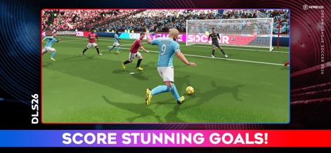 Dream League Soccer 2026 - Una jugada de ataque vibrante se muestra con un delantero en plena carrera hacia la portería y el portero realizando una parada, ilustrando la acción intensa del juego.