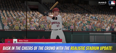 MLB 9 Innings 26 - La aplicación sumerge a los usuarios en la acción, con un detallado modelo 3D de Mike Trout y las gradas llenas de la multitud recreando una atmósfera vibrante de juego.