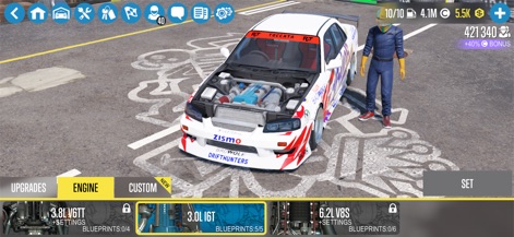 CarX Drift Racing 2 - Los entusiastas pueden explorar la personalización del motor con el capó abierto, eligiendo entre diferentes opciones de motor para optimizar el rendimiento.