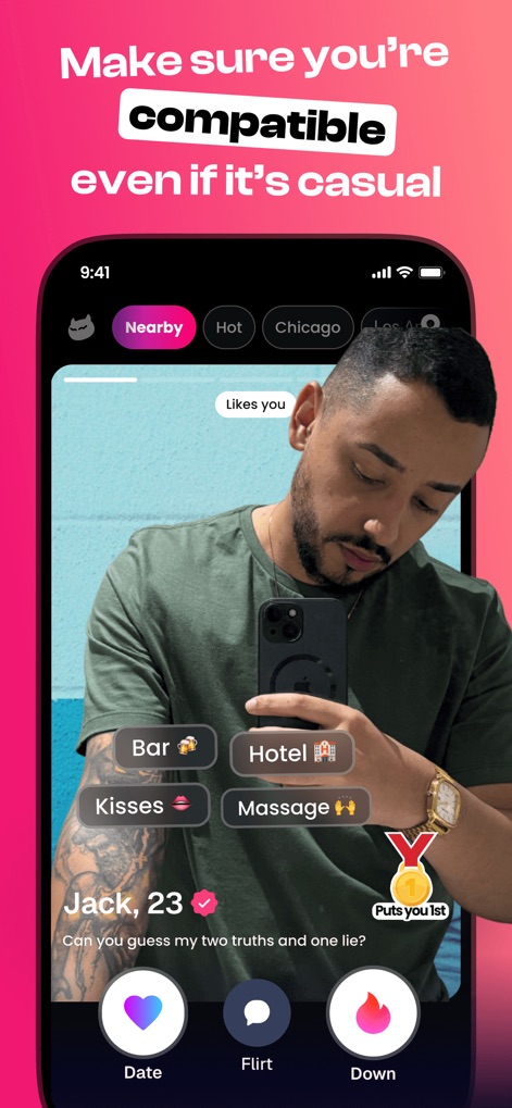 DOWN: The Casual Dating App - Os usuários podem exibir interesses e preferências específicas com tags como "Bar" e "Kisses", e o perfil inclui um emblema de "Puts you 1st" para indicar a prioridade do usuário.