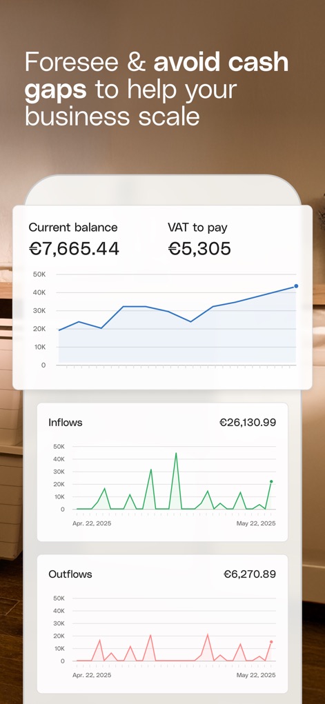 Qonto - Business Finance App - Este painel fornece uma previsão financeira clara, com gráficos detalhados de entradas e saídas, além de exibir o saldo atual e o valor do VAT a pagar para uma gestão proativa.