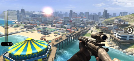 Pure Sniper: Gun Shooter Games - Los usuarios exploran un escenario costero dinámico con un muelle extendido sobre el agua y una colorida carpa de circo, ofreciendo variedad en los entornos de misión.