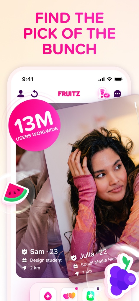 Fruitz: Match, Chat & Dating - La aplicación destaca su extensa base de usuarios y la diversidad de perfiles disponibles. Se visualiza un distintivo con '13M users worldwide' y detalles como la distancia a 2 km.