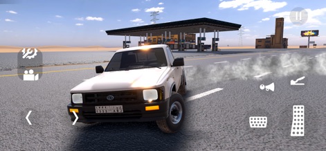 Highway Drifter: Hajwala Drift - 이 스크린샷은 주유소 건물 앞에서 연기를 내뿜으며 드리프트하는 흰색 픽업트럭을 보여주며, 타이어에서 발생하는 연기 효과가 사실적인 드리프트 경험을 제공합니다. 배경의 주유소 구조물과 멀리 보이는 황량한 사막 풍경이 독특한 분위기를 자아냅니다.