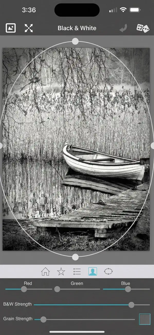 #1. Dramatic Black & White (iOS) Podle: JixiPix Software