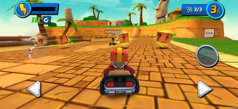 Boom Karts Multiplayer Racing - Os jogadores navegam por uma pista com textura de paralelepípedos, encontrando caixas de interrogação que prometem power-ups estratégicos, essenciais para virar o jogo contra os adversários.