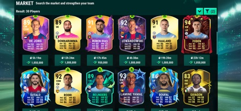 Ultimate Football Manager - Il mercato dei trasferimenti è dinamico, presentando carte giocatore di alto profilo come De Jong con il loro valore di mercato di 1.050.000 e i tempi di scadenza delle aste rimanenti.