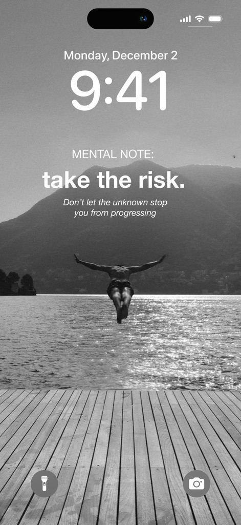 Cool Aesthetic Wallpapers 4K - La aplicación inspira con fondos de pantalla que incluyen mensajes inspiradores como 'take the risk', presentados en un impactante formato monocromático para una estética audaz.