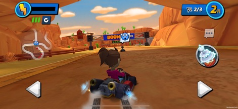 Boom Karts Multiplayer Racing - A corrida se desenrola em uma paisagem árida, onde o banner "Boom Karts" e a caixa de item flutuante sinalizam a dinâmica de jogo, enquanto o emoji exibido sobre o concorrente adiciona um toque de comunicação.