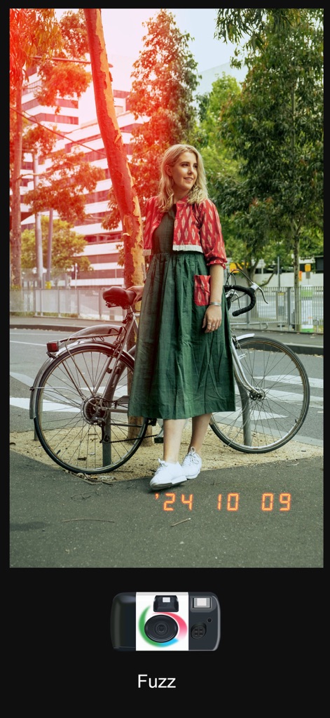 Kamon - Vintage Film Camera - Apply warm, sun-kissed light leaks and a distinctive date stamp to instantly infuse your images with a beloved vintage aesthetic.