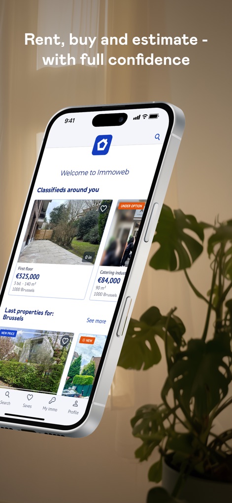 Immoweb - Nutzer können auf dem Startbildschirm eine Vielzahl von Immobilienanzeigen unter "Classifieds around you" durchsuchen und über die intuitive Navigationsleiste schnell zu "Search" oder "Saves" wechseln.