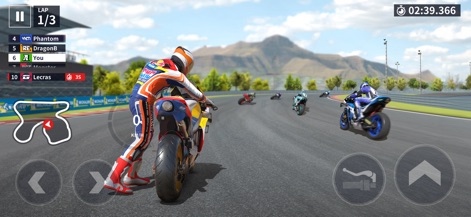 Moto Rider, Bike Racing Games - Se observa la determinación del piloto al levantar su motocicleta en la pista mientras otros competidores siguen adelante, lo que demuestra la persistencia del juego.