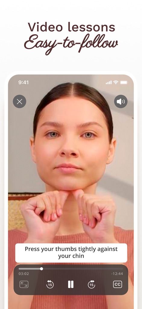 Luvly: Face Yoga Exercises - La schermata mostra una "Video lesson" con istruzioni chiare come "Press your thumbs tightly against your chin", fornendo agli utenti una guida visiva e testuale per eseguire correttamente gli esercizi.