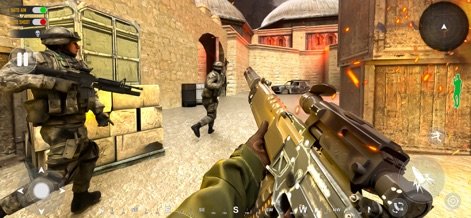 Fps Shooting Games - Gun Fire - Nutzer erleben eine taktische Urban-Mission, während sie sich mit einer goldenen Sturmgewehr durch einen detaillierten urbanen Korridor bewegen und dabei auf gegnerische Soldaten treffen.