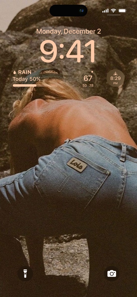 Cool Aesthetic Wallpapers 4K - La aplicación ofrece imágenes con un toque distintivo, destacando la estética retro de la mezclilla y la pose relajada para una pantalla de bloqueo con estilo.