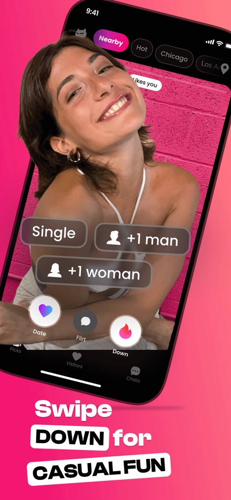DOWN: The Casual Dating App - Os usuários podem definir seu status de relacionamento como "Single", ou buscando interações com "+1 man" ou "+1 woman", enquanto a instrução "Swipe DOWN for CASUAL FUN" guia a navegação.