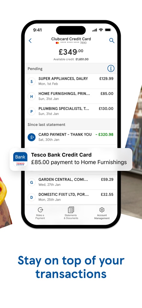 Tesco Bank and Clubcard Pay+ - Los usuarios pueden rastrear sus gastos con una lista clara de transacciones pendientes y confirmadas, incluyendo una notificación emergente para un pago reciente a 'Home Furnishings'.