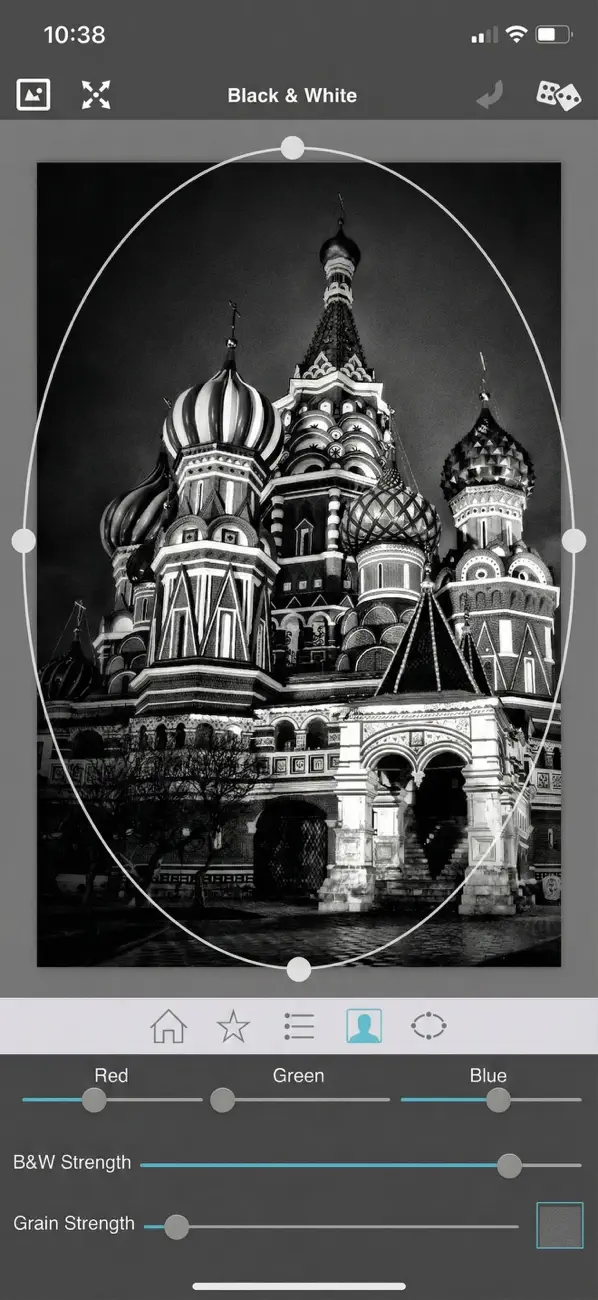 #5. Dramatic Black & White (iOS) Podle: JixiPix Software