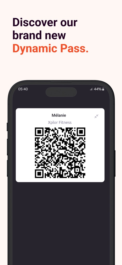 Xplor Active - Die App stellt den neuen dynamischen Pass vor, der als großformatiger QR-Code für schnellen Zugang zum Fitnessclub dient und personalisiert mit dem Namen des Nutzers, wie hier "Mélanie", angezeigt wird.