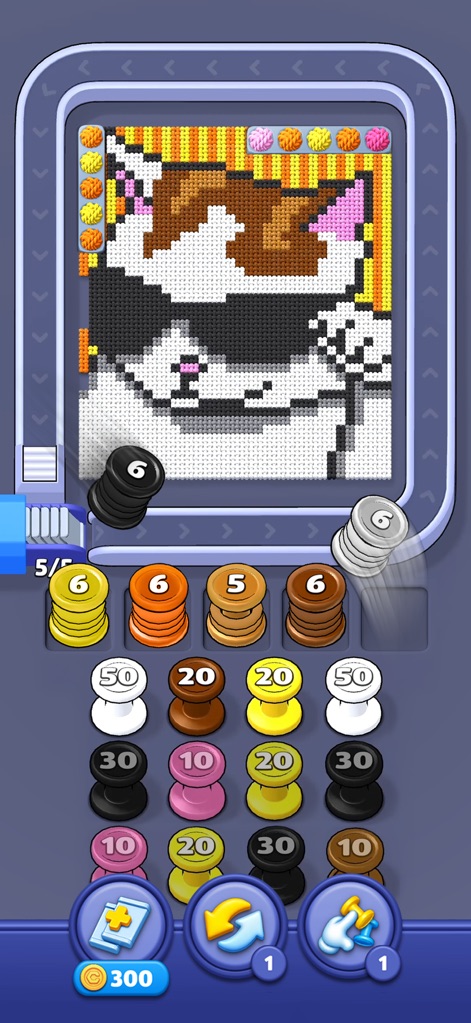 Yarn Loop: Knit Puzzle - Découvrez des créations adorables comme ce motif de chat lunettes, et observez comment les bobines à capacité variable interagissent avec les points de couleur. Le gameplay à un seul toucher rend la collecte fluide et intuitive.