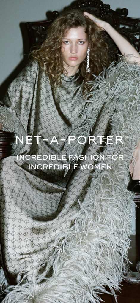NET-A-PORTER: Luxury Fashion - Esta imagen final encapsula la esencia de la marca con una modelo luciendo un vestido estampado distintivo y una opulenta boa de plumas.