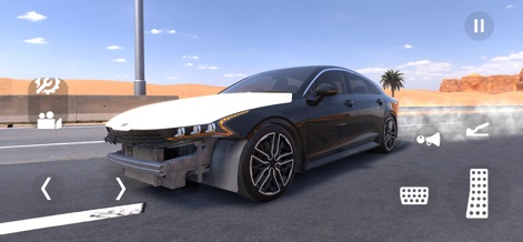 Highway Drifter: Hajwala Drift - 이 스크린샷은 앞 범퍼가 심하게 손상되고 헤드라이트가 노출된 검은색 세단을 보여주며, 강렬한 주행 중 발생할 수 있는 사실적인 충돌 효과를 나타냅니다. 차량 주변의 희미한 연기 효과와 멀리 보이는 사막 배경이 긴장감을 더합니다.