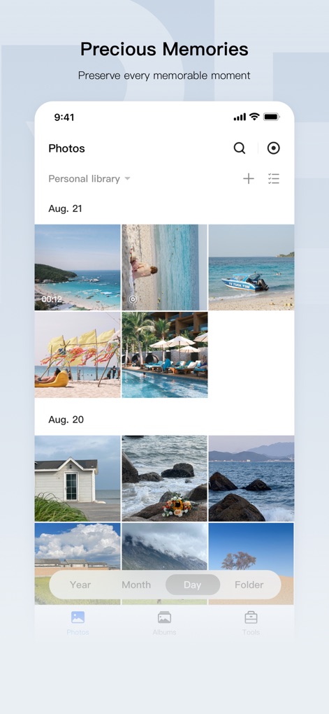 UGREEN NAS - L'app organizza le foto e i video in una chiara "timeline view" per data, consentendo agli utenti di navigare tra gli album del "21 agosto" e del "20 agosto" per rivivere i momenti.
