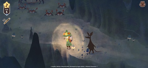 Snufkin Melody of Moominvalley - O protagonista explora uma caverna escura com a ajuda de uma luz ambiente, enquanto criaturas como caranguejos no teto e uma criatura misteriosa se revelam.