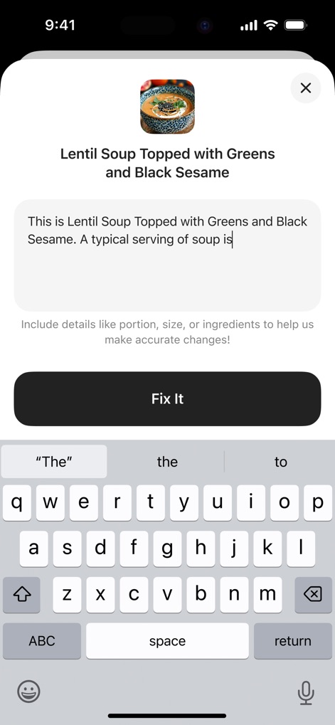 Calz - Calorie Counter AI - Si nécessaire, les utilisateurs peuvent affiner les informations d'un plat reconnu comme la 'Lentil Soup' grâce à une interface d'édition et à un clavier virtuel pour une précision accrue.