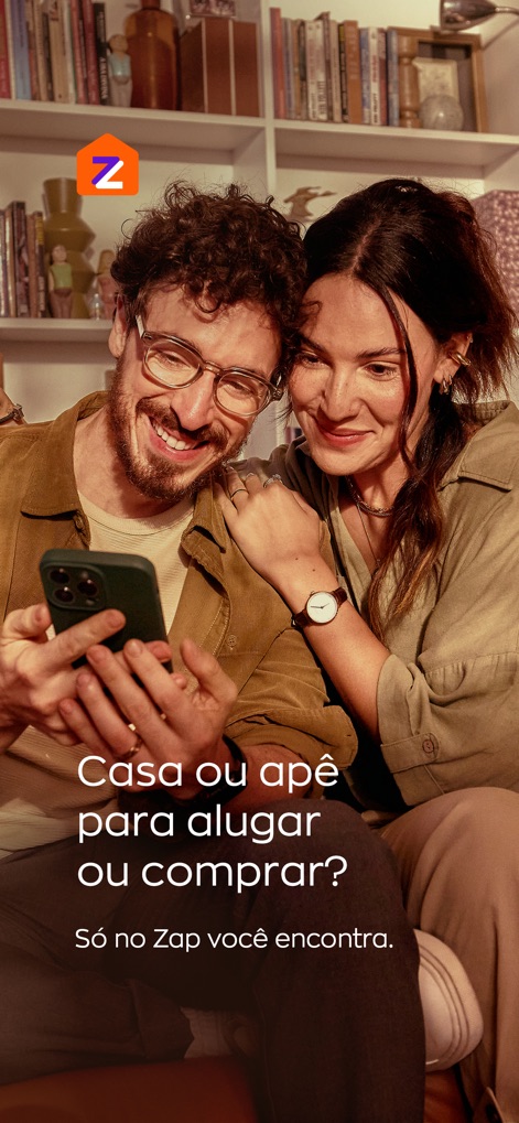 ZAP Imóveis | Compra e Aluguel - 이 앱은 사용자에게 집과 아파트 등 다양한 부동산 유형을 제공하며, 행복해 보이는 부부가 휴대전화로 정보를 탐색하는 모습을 보여줍니다.